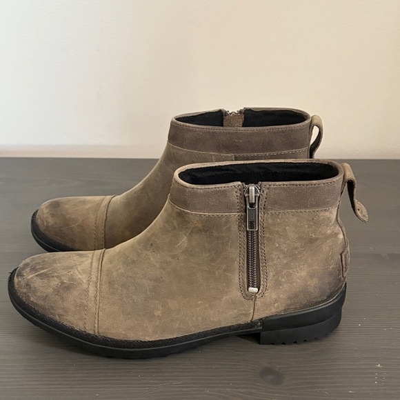 Ugg Attell Black Waterproof Leather Bootie Side Zip Wool Lining Size 7.5 - Picture 1 of 12